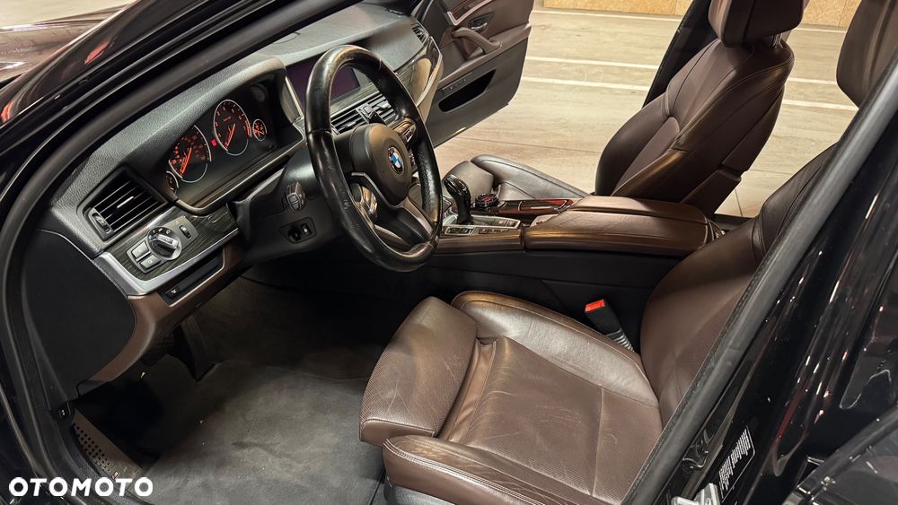 BMW Seria 5 550i xDrive - 15