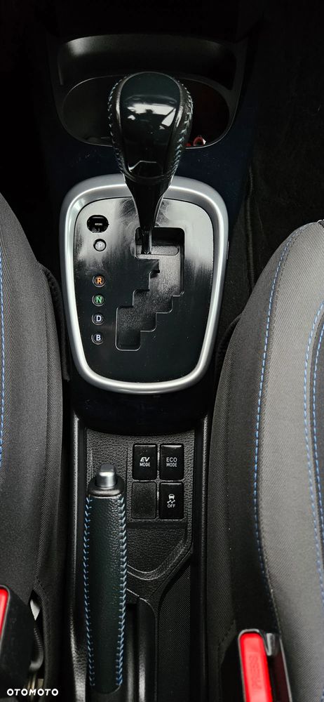 Toyota Yaris Hybrid 100 Selection Platinum - 13