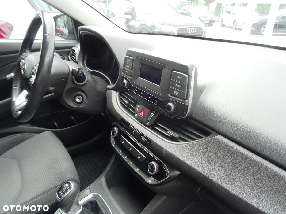 Hyundai i30 1.5 DPI Classic + - 12