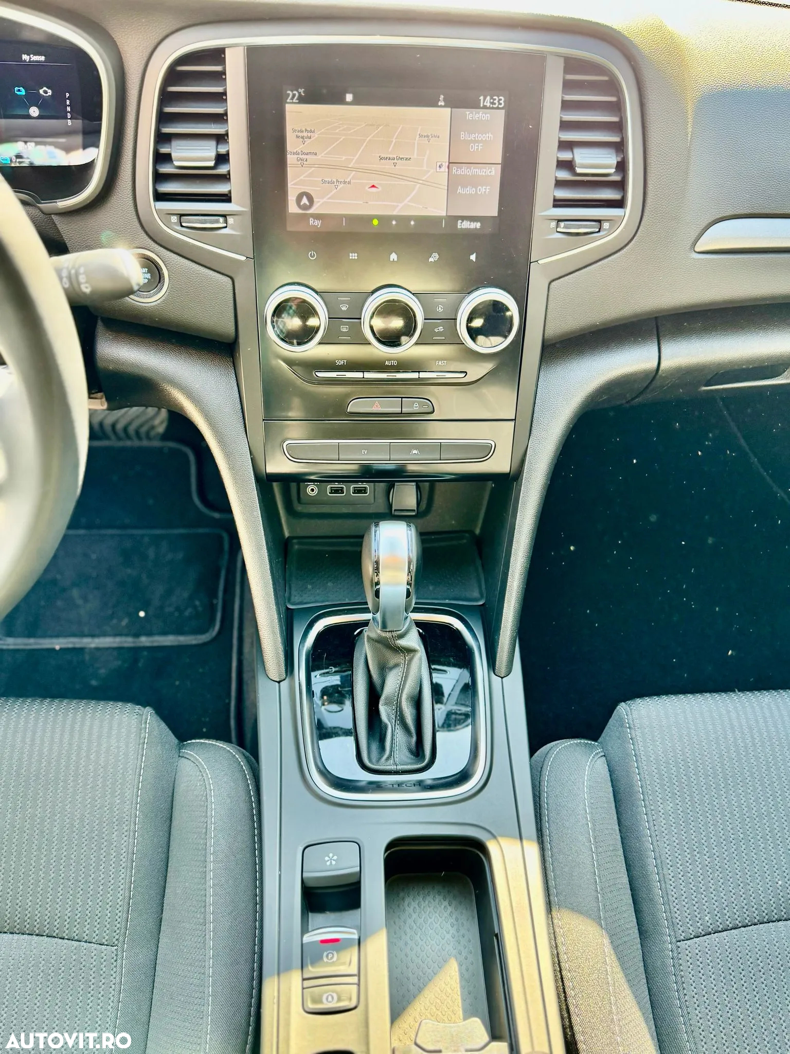 Renault Megane Grandtour E-TECH Plug-in 160 BUSINESS EDITION - 6