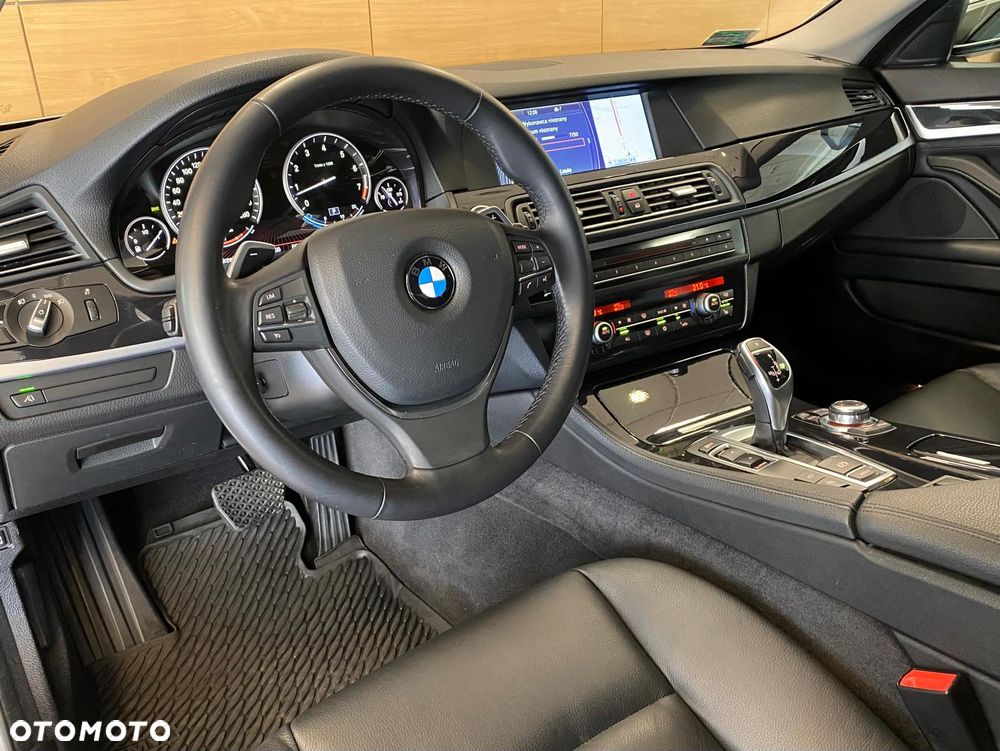 BMW Seria 5 523i Sport-Aut - 8
