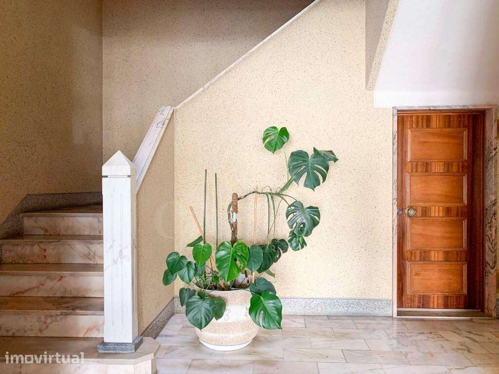 Apartamento T3 de 107 m2 com varanda e arrecadação em Olival Basto - Grande imagem: 4/32