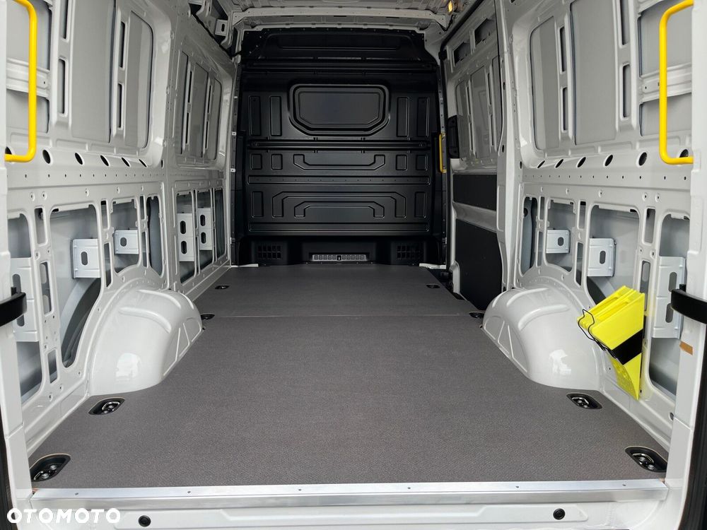 Volkswagen Crafter Crafter 35 Furgon, silnik: 2,0 l  130 kW, skrzynia biegów: napęd 4MOTION, automatyczna 8-biegowa rozstaw osi: 3640 mm - 7