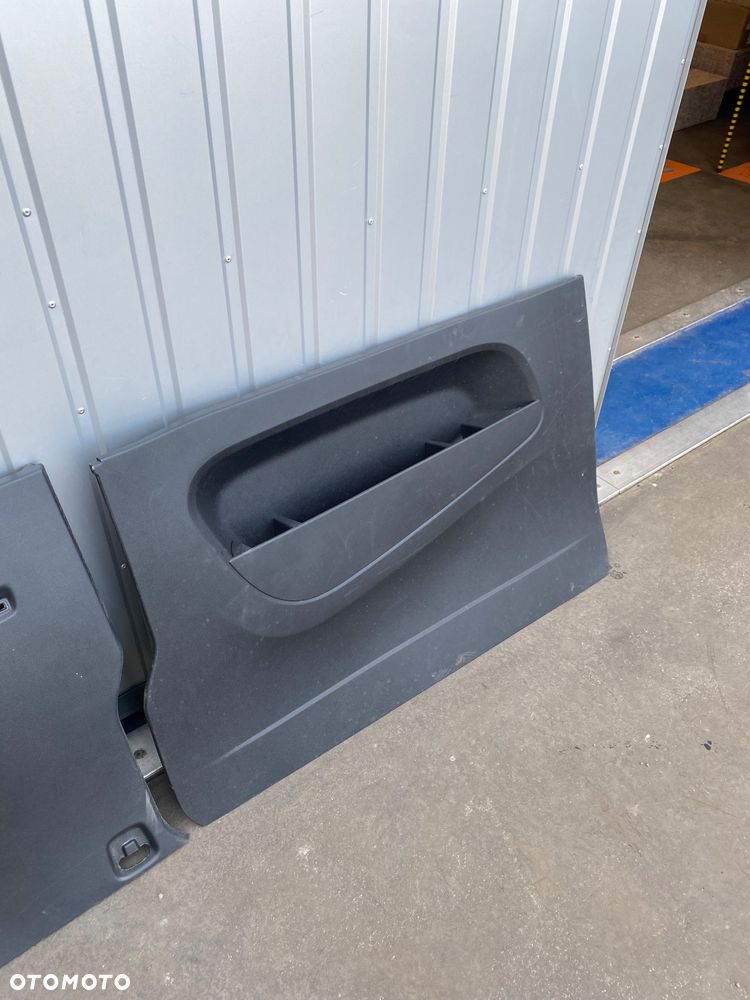 RENAULT TRAFIC  III 3 BOCZEK WNĘTRZA NA BOK BOKU BAGAŻNIKA LEWY TYLNY TYŁ TAPICERKA 769094027R  769096790R lift IV 4 WYCISZENIE WYGŁUSZENIE NA BŁOTNIK  OSŁONA ZABUDOWA OBICIE PAKI LEWE OPEL VIVARO B FIAT TALENTS BOCZEK DRZWI SUWANYCH PRZESUWNYCH LEWYCH Wwa - 4