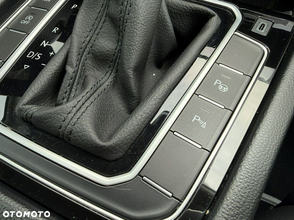 Volkswagen Passat Variant 2.0 TDI 4Mot Elegance DSG - 24