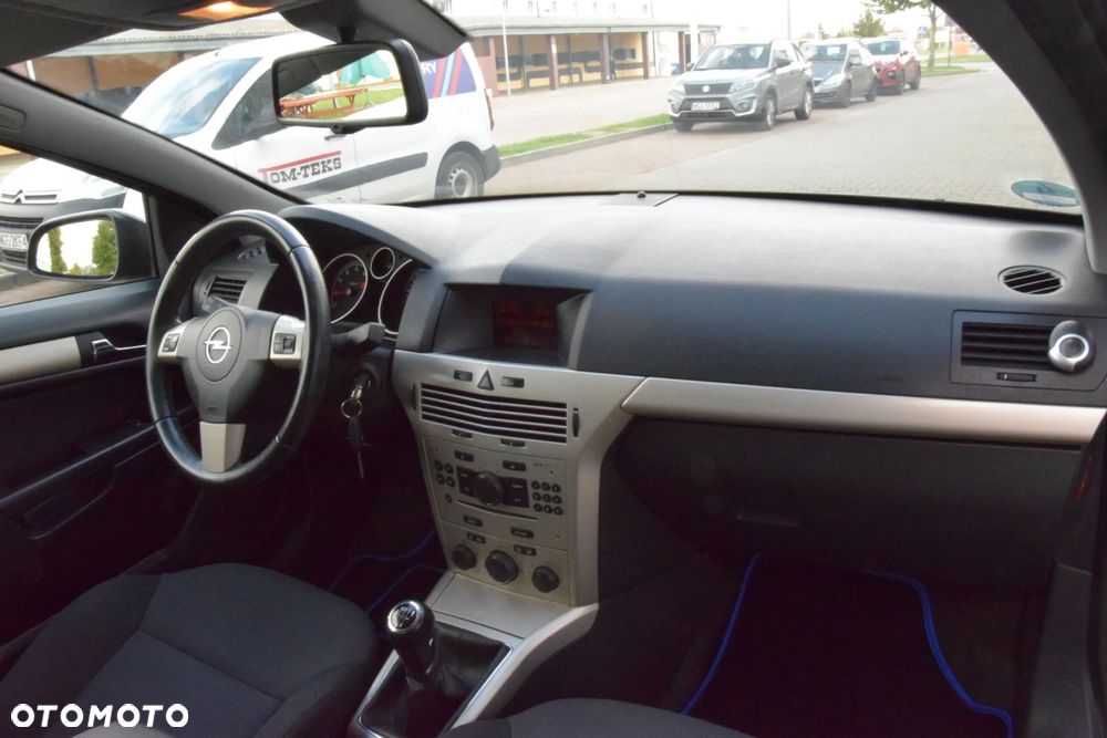 Opel Astra GTC 1.6 Black&White - 29