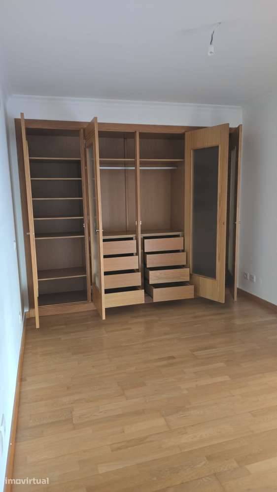 Apartamento T3 com garagem e varanda em Sacavém - Grande imagem: 2/13
