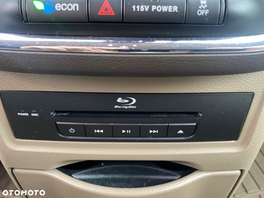 Chrysler Town & Country - 11