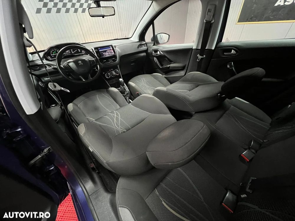 Peugeot 208 - 13