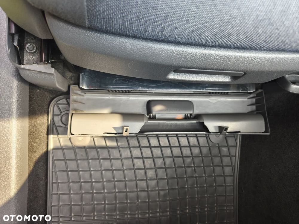 Volkswagen Touran 2.0 TDI DPF STYLE - 19