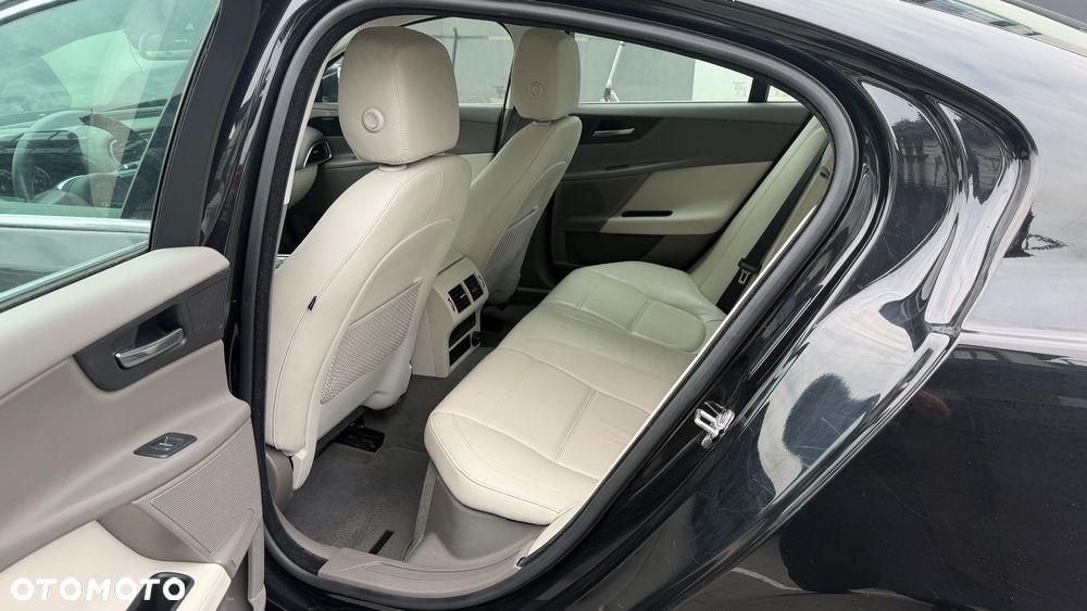 Jaguar XE 2.0 T Prestige - 12