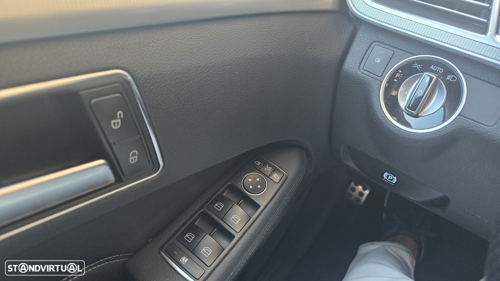 Mercedes-Benz E 300 Bluetec Hybrid Avantgarde - 35