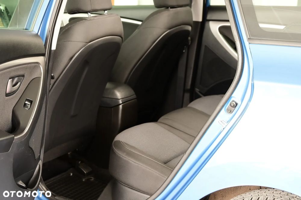 Hyundai i30 blue 1.6 CRDi Trend - 8