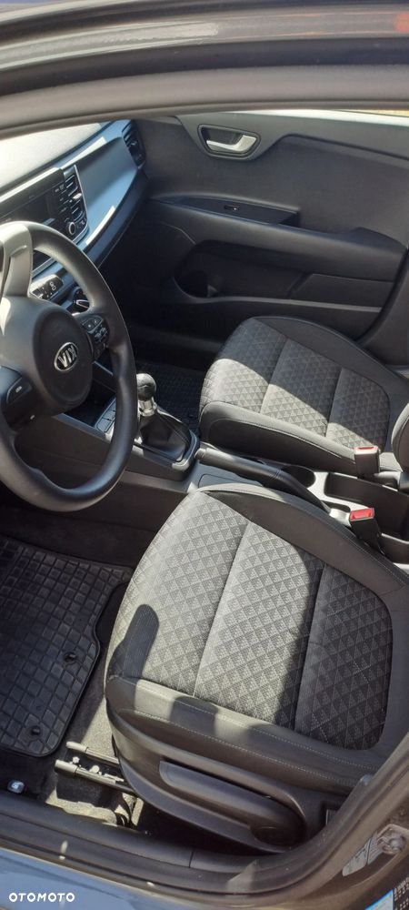 Kia Rio 1.2 L - 6