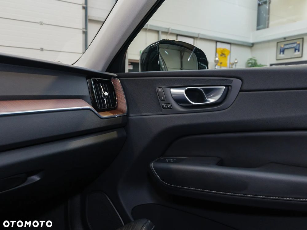 Volvo XC 60 B4 D AWD Plus Dark - 33