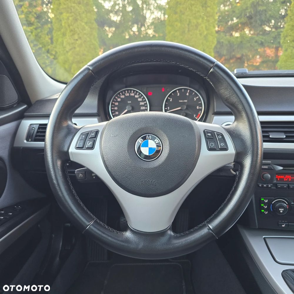 BMW Seria 3 320i Touring - 34