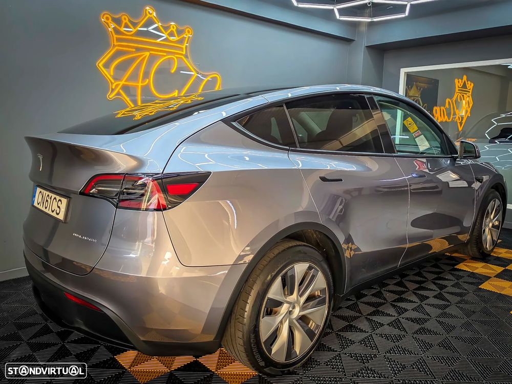 Tesla Model Y - 12