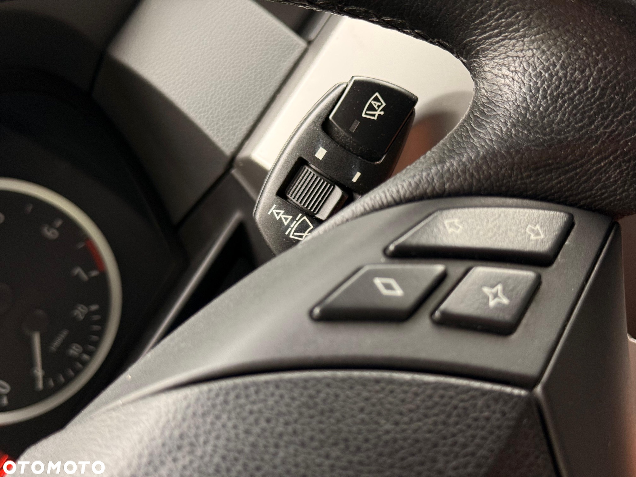 BMW Seria 5 520i - 28