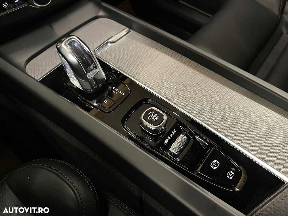 Volvo XC 60 Recharge T8 Twin Engine eAWD R-Design - 28