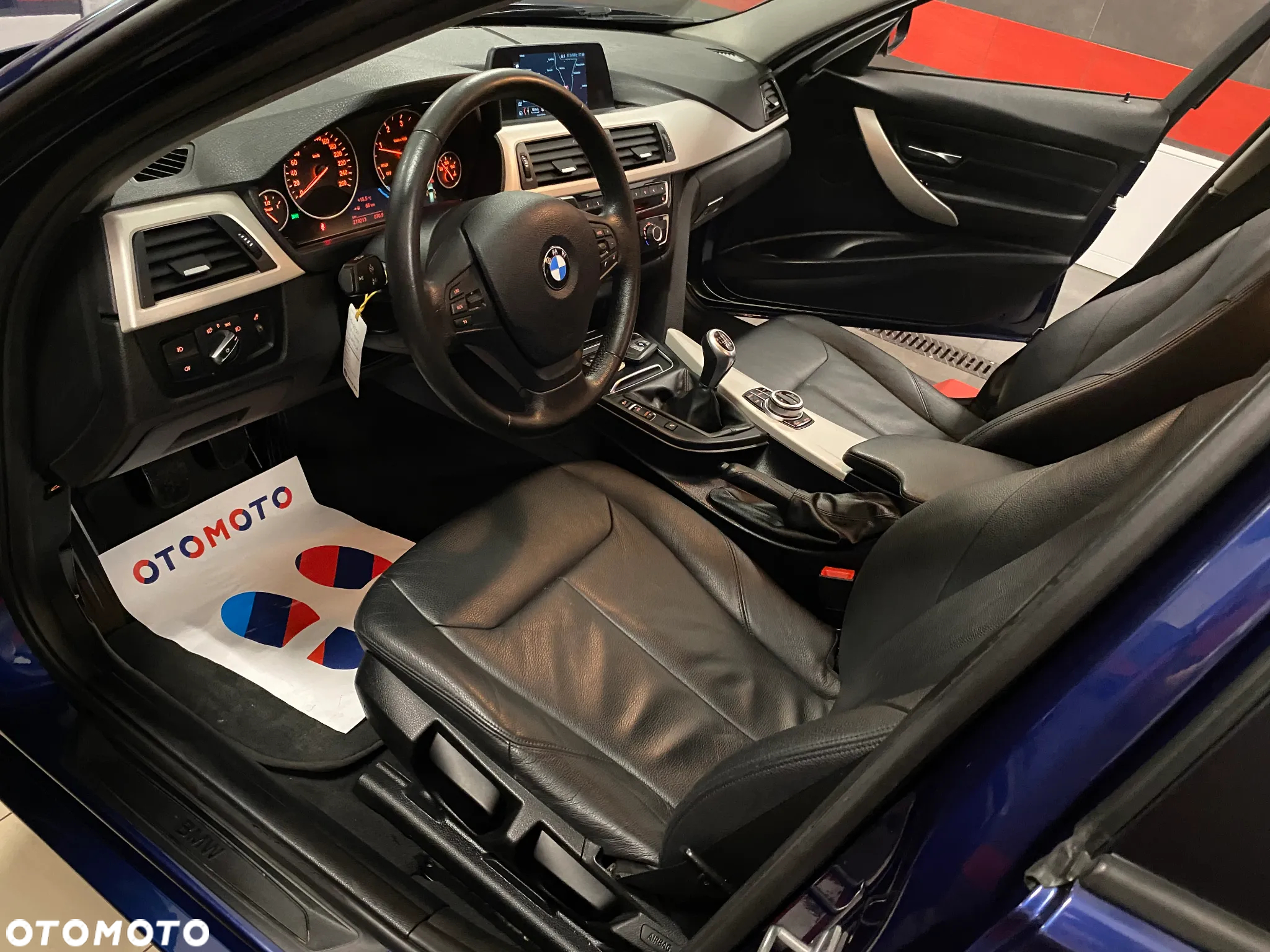 BMW Seria 3 318d Touring - 11