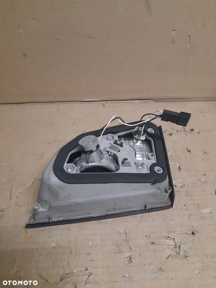 LAMPA LEWY TYŁ W KLAPĘ OPEL ASTRA J KOMBI nr 13314056 / 495056087 - 3