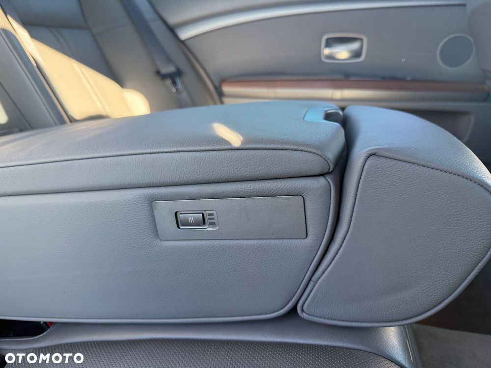 BMW Seria 7 745i L - 26