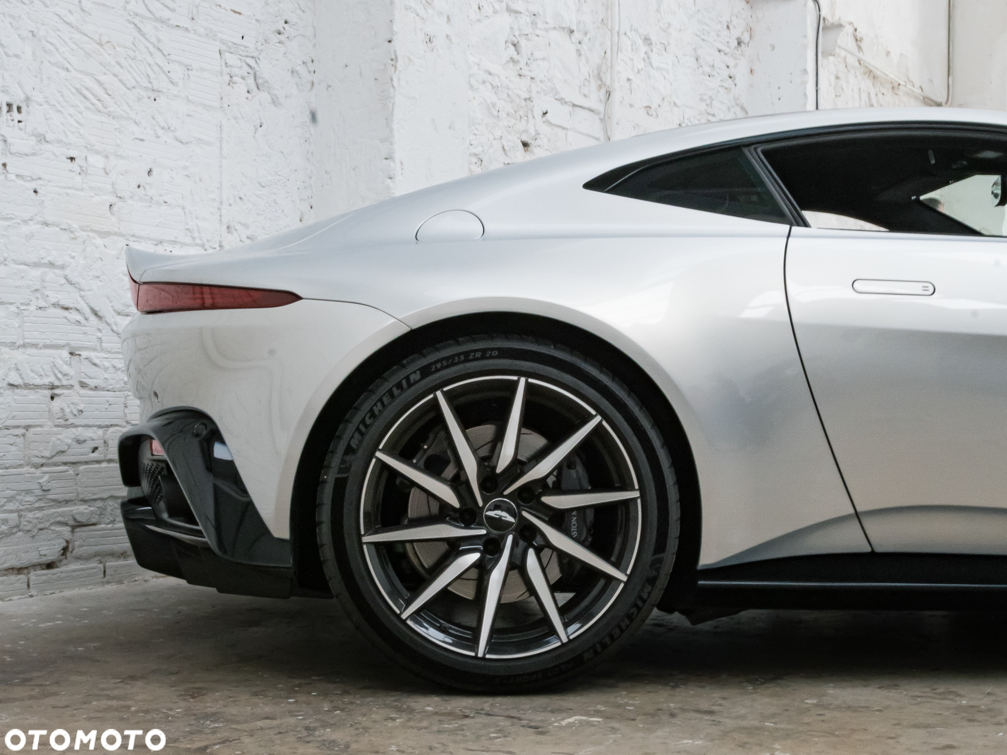 Aston Martin Vantage - 36
