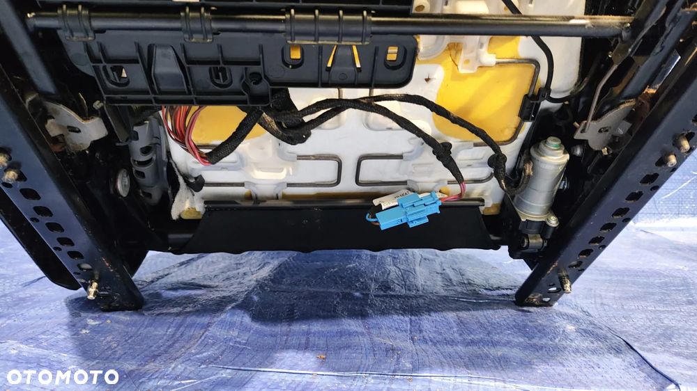 FOTEL PRAWY PRZÓD EKO SKÓRA EKOSKÓRA CZARNA PERFOROWANA GRZANY OSŁONA PRZEŁĄCZNIK PANEL ZAGŁÓWEK AIRBAG PODUSZKA MERCEDES W205 - 13
