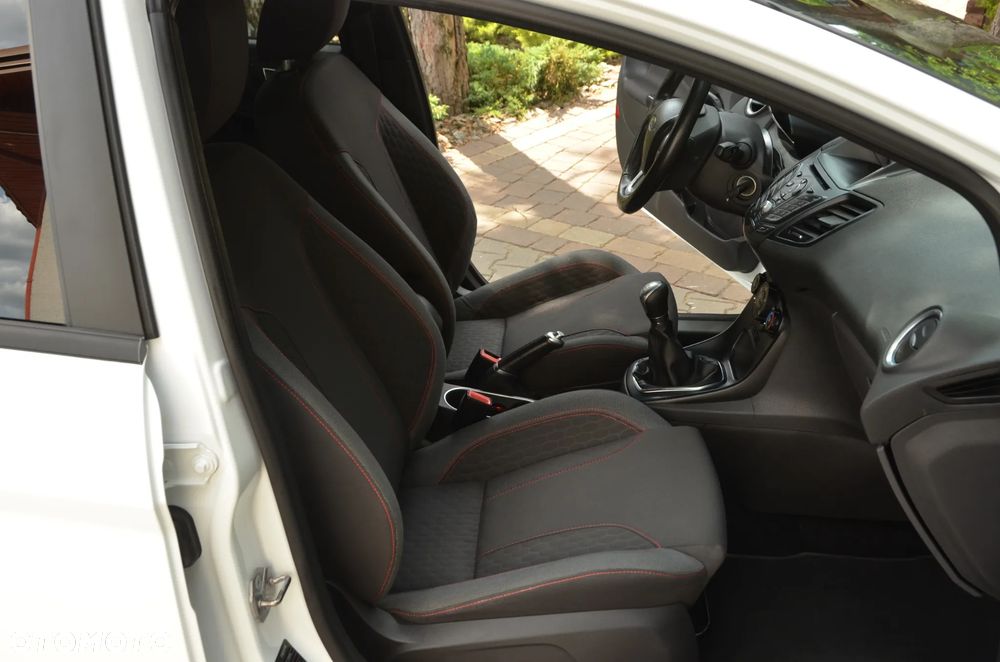 Ford Fiesta 1.5 TDCi ST&St Titanium - 26