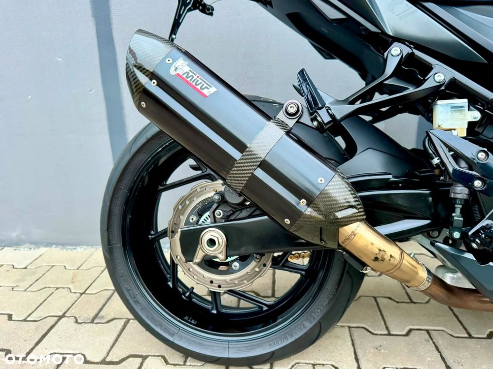 Suzuki GSX - 16