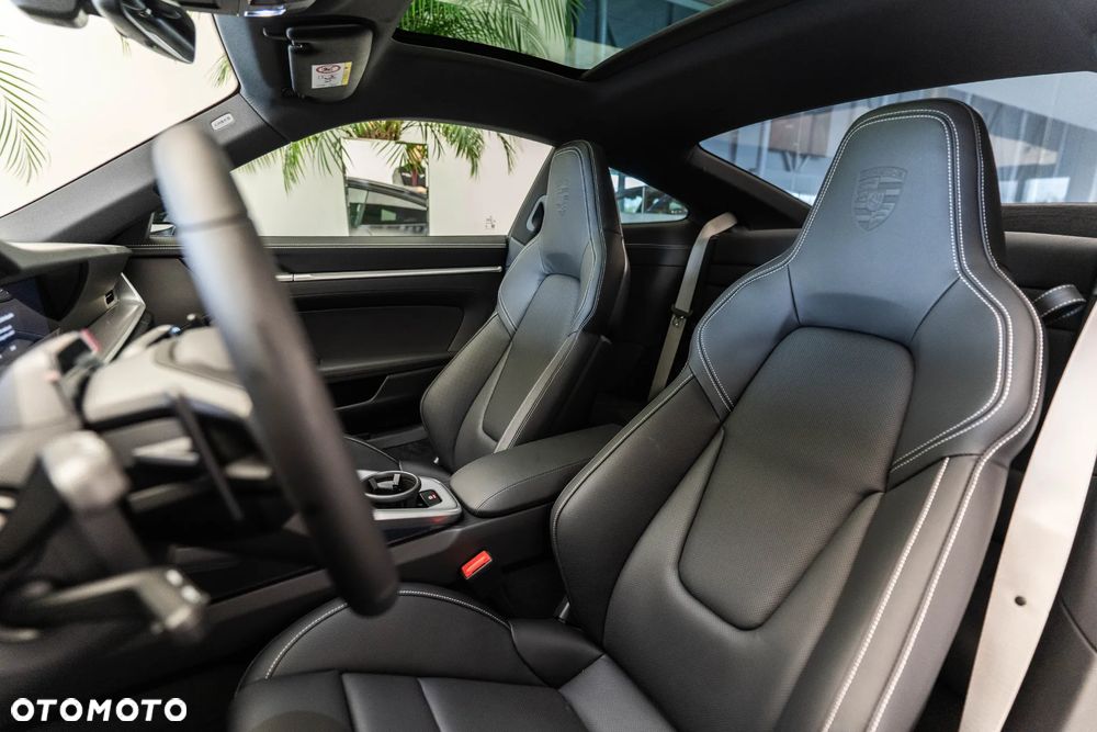 Porsche 911 Carrera 4S - 11