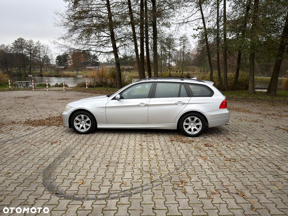 BMW Seria 3 318i Touring - 11