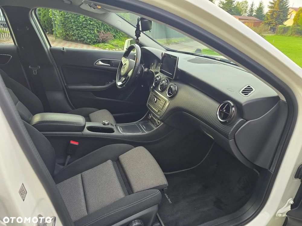 Mercedes-Benz GLA 180 7G-DCT - 13