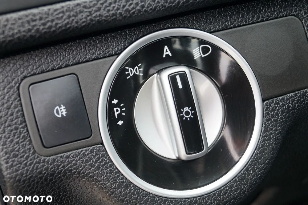 Mercedes-Benz Klasa C 180 CGI Automatik BlueEFFICIENCY Avantgarde - 33