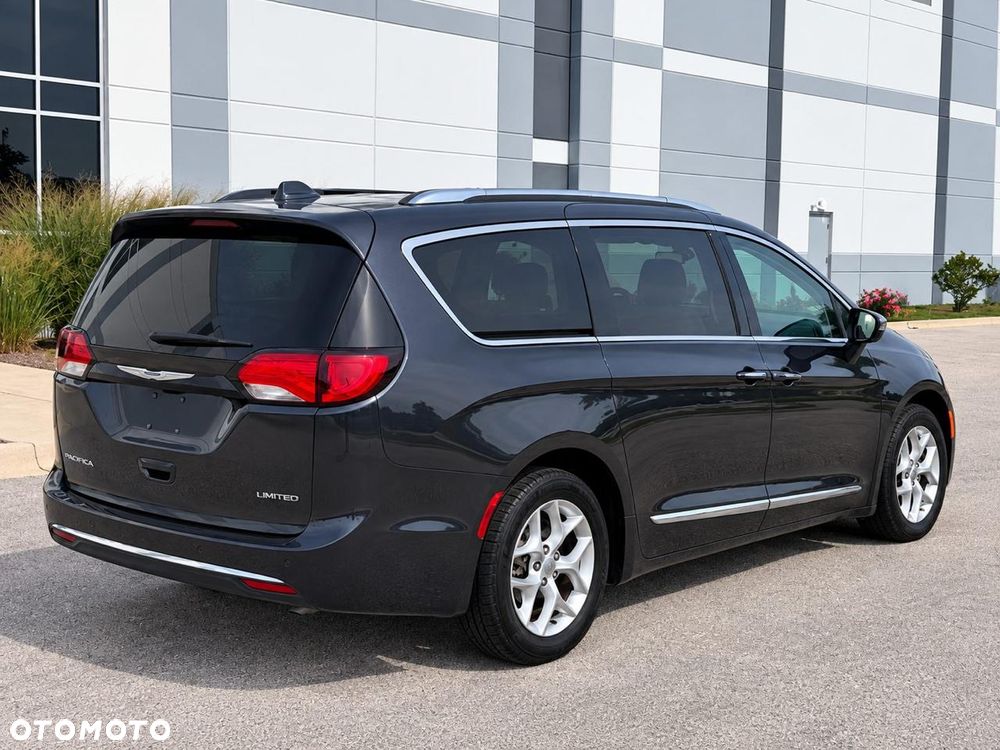 Chrysler Pacifica - 4