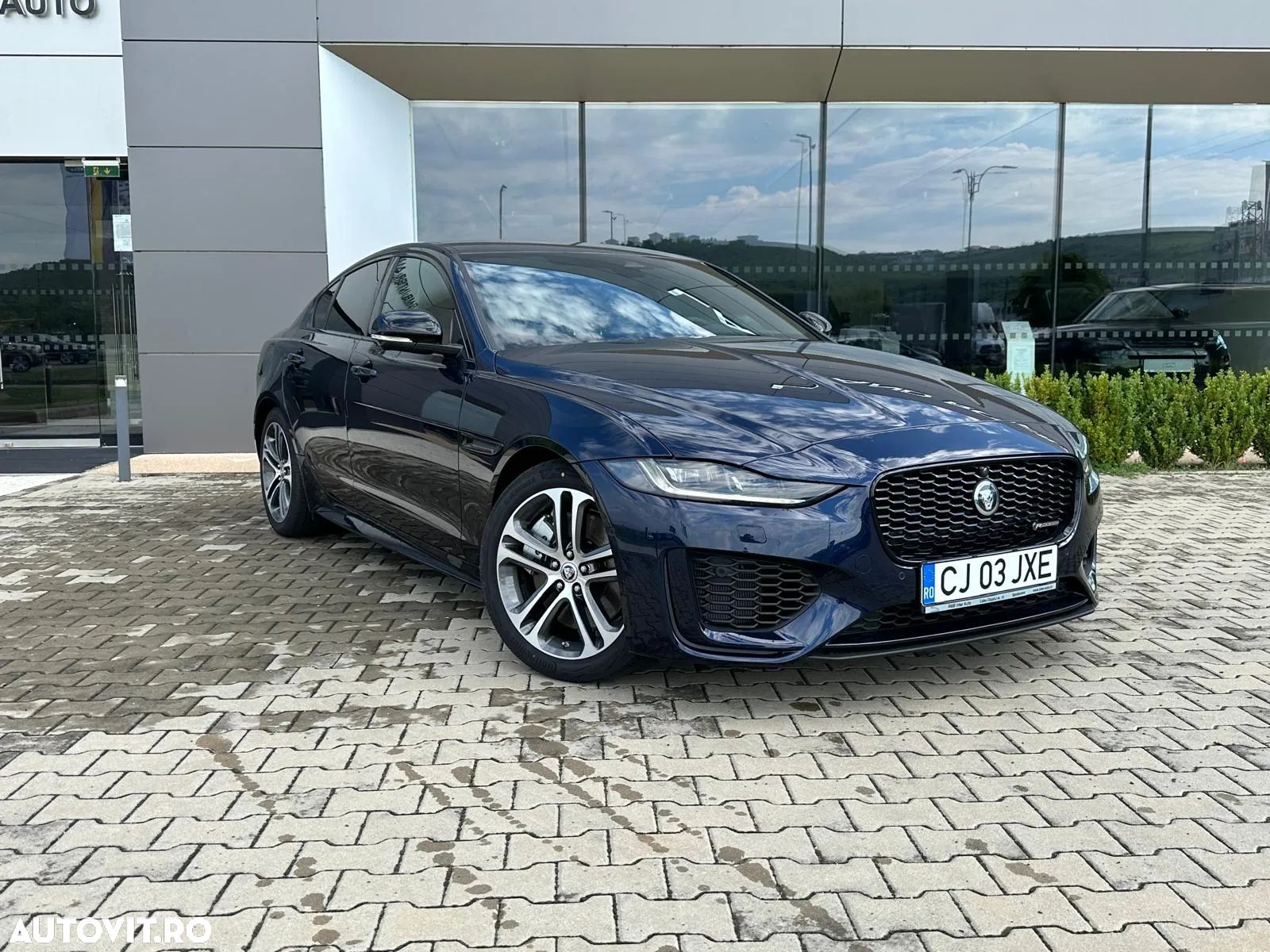 Jaguar XE P250 RWD R-Dynamic BLACK - 1