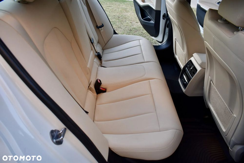 BMW Seria 3 330i - 30