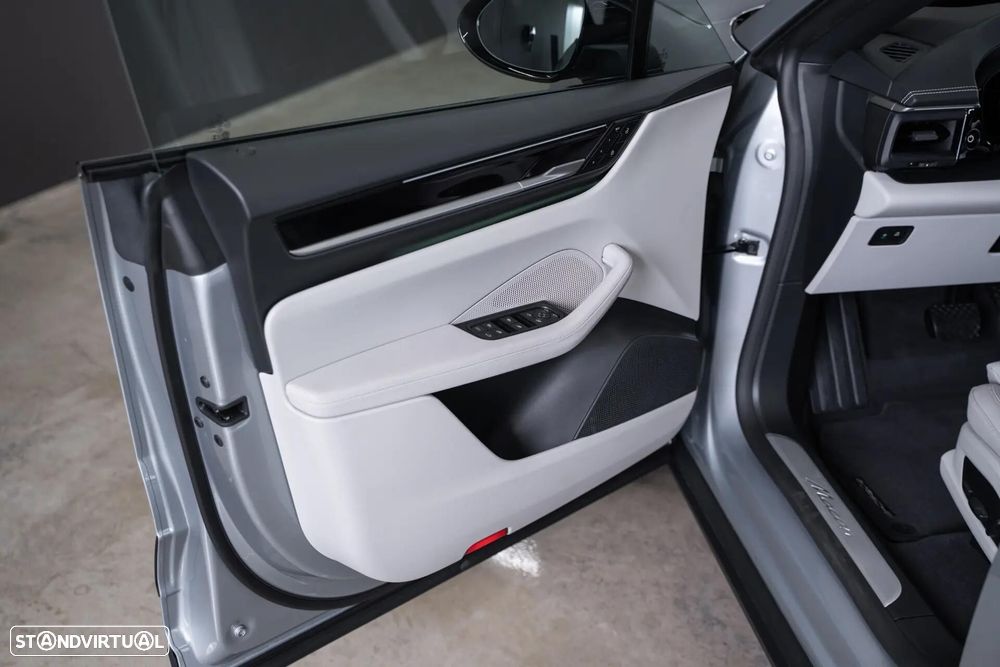 Porsche Macan Electric - 15