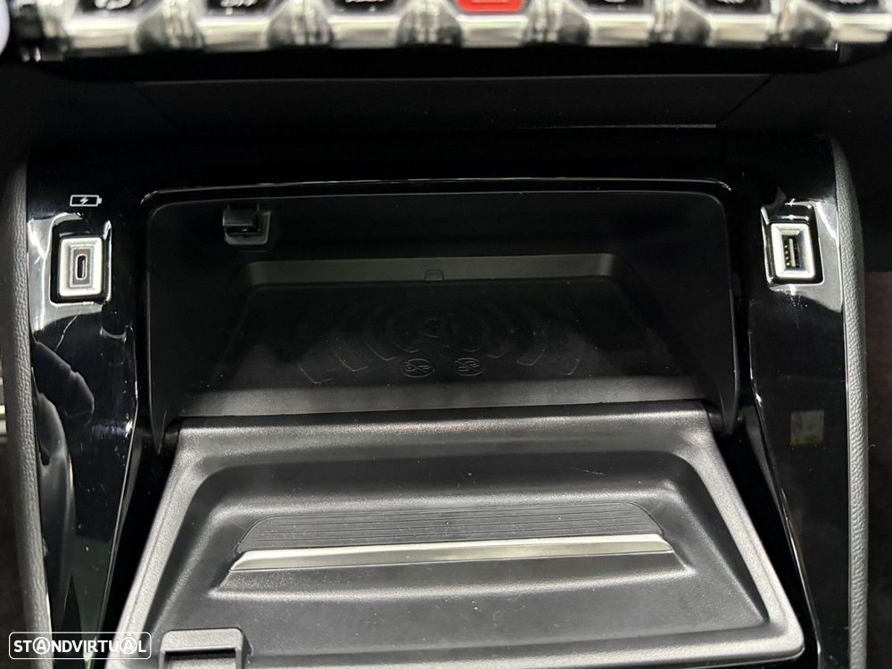 Peugeot e-2008 50 kWh GT - 29