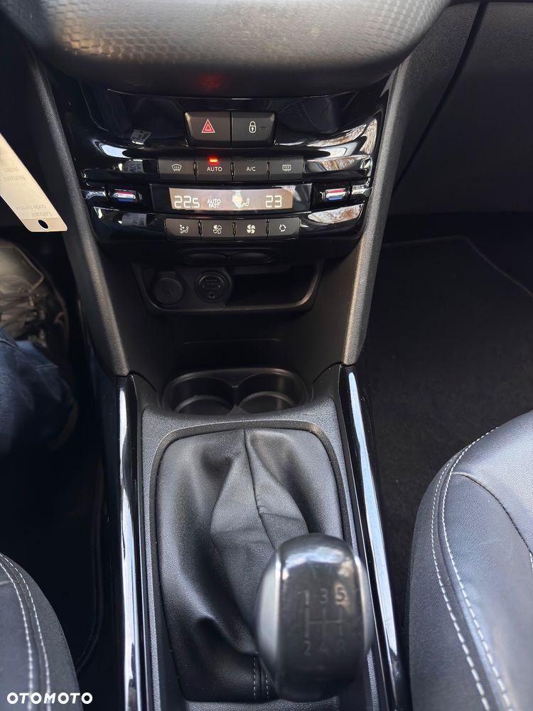 Peugeot 2008 BlueHDi 100 STOP & START Style - 13