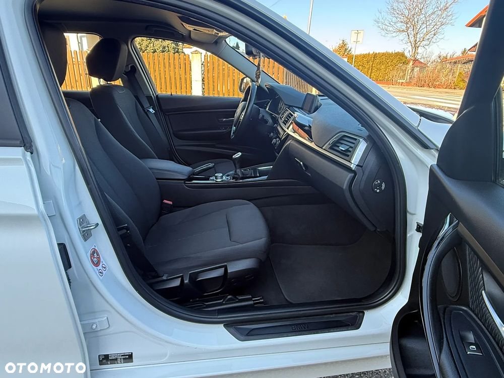 BMW Seria 3 318d M Sport Shadow - 38