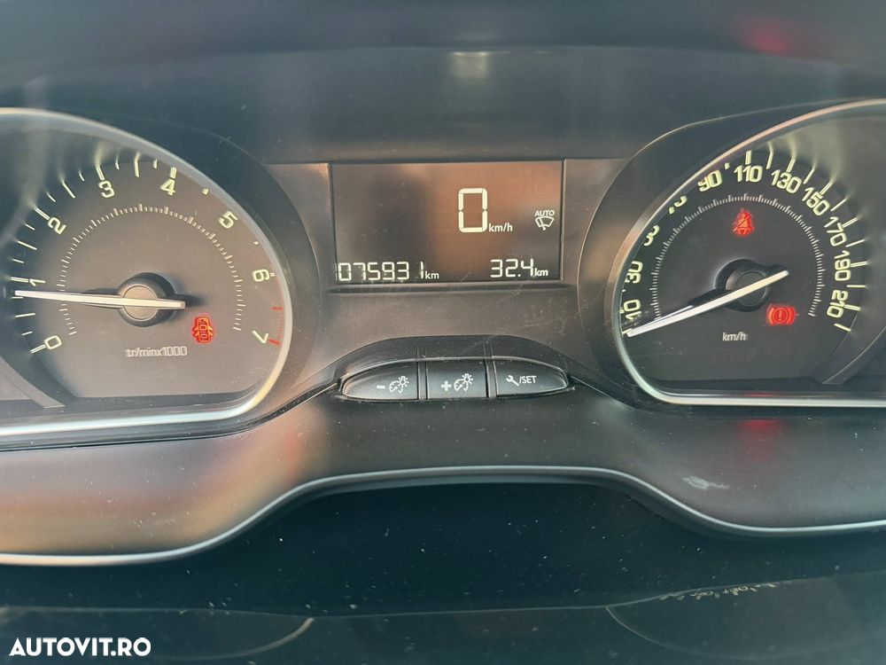 Peugeot 208 1.2 VTi Allure - 12