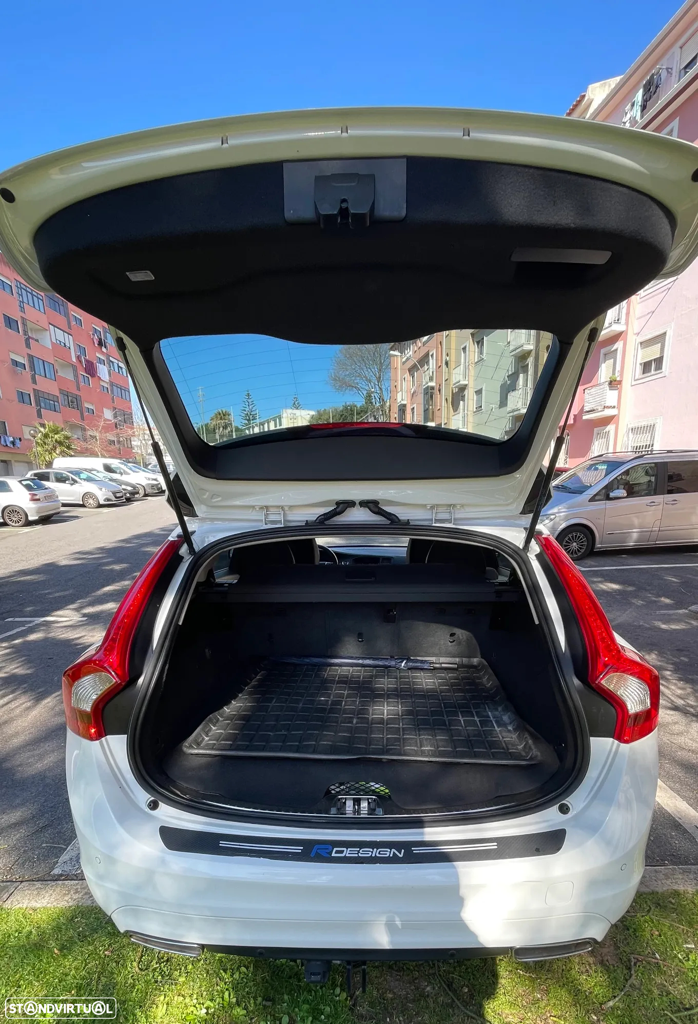 Volvo V60 2.4 D6 Momentum AWD Phev - 7