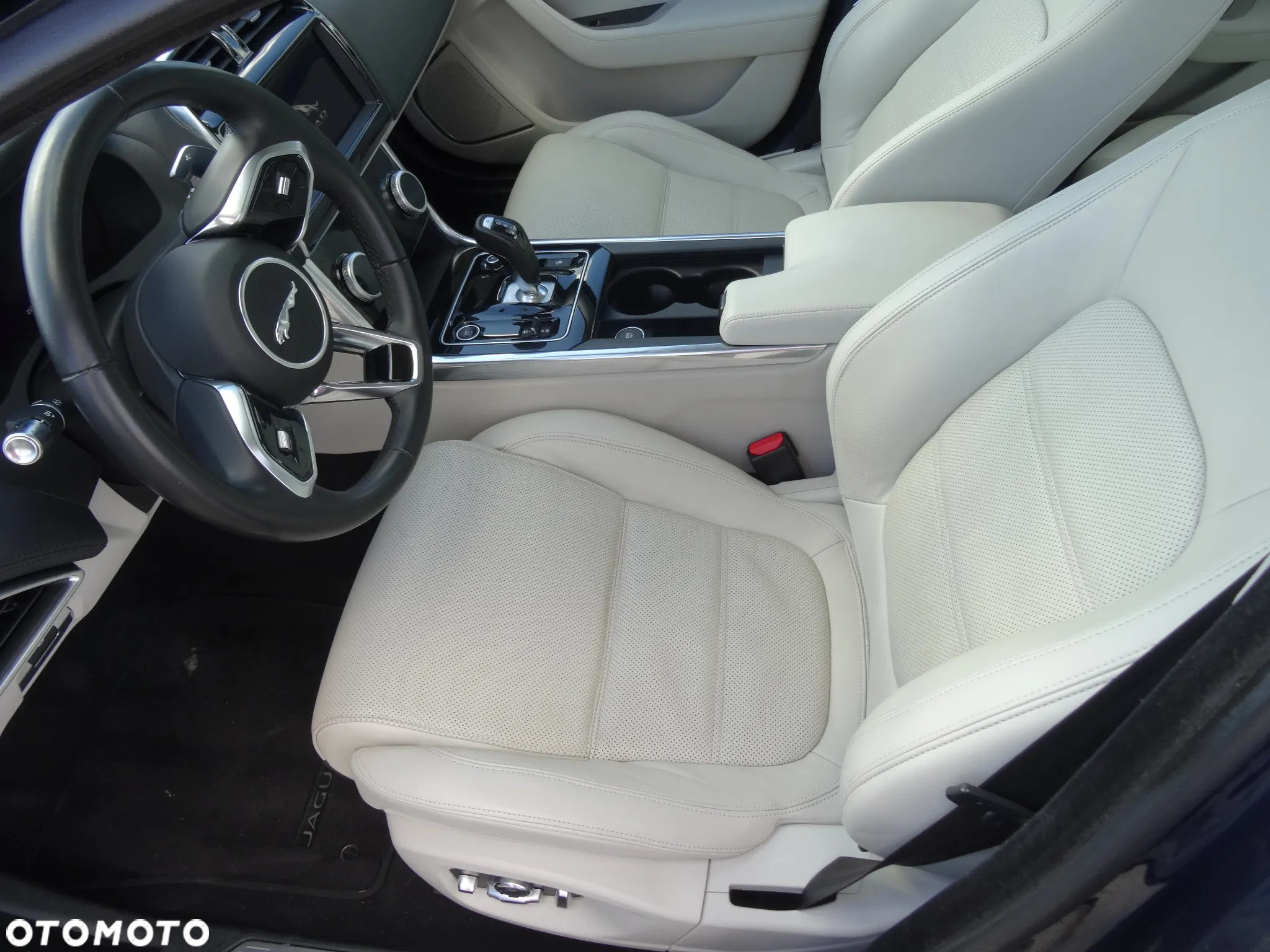 Jaguar XE 2.0 D180 R-Dynamic SE - 12