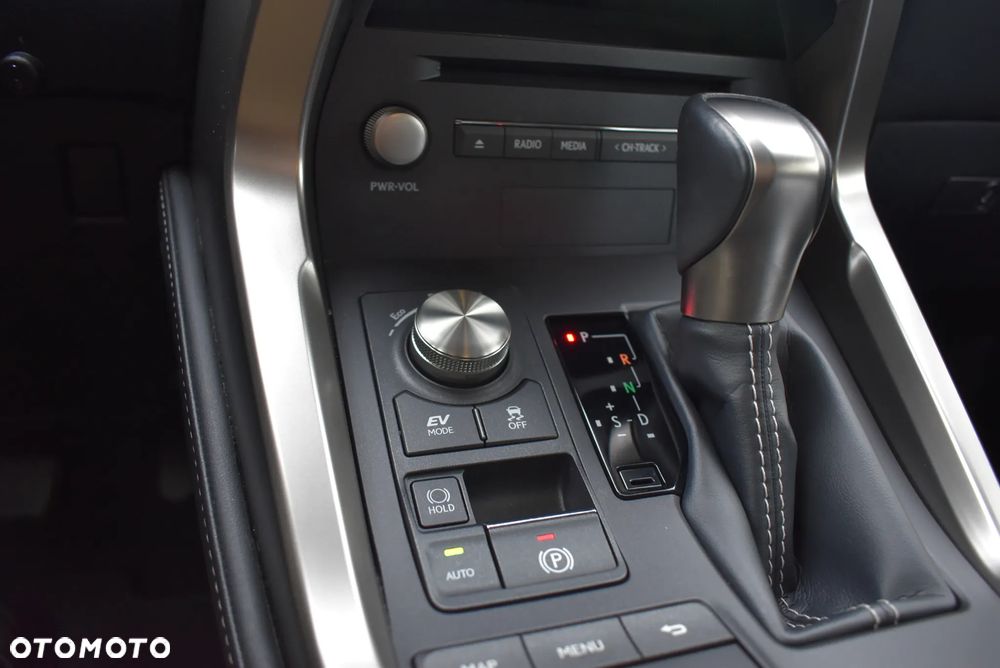 Lexus NX 300h Business Edition AWD - 24