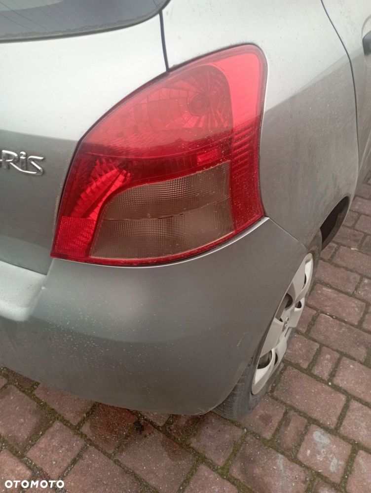 TOYOTA YARIS II 5D LAMPA PRAWA TYŁ TYLNA EU