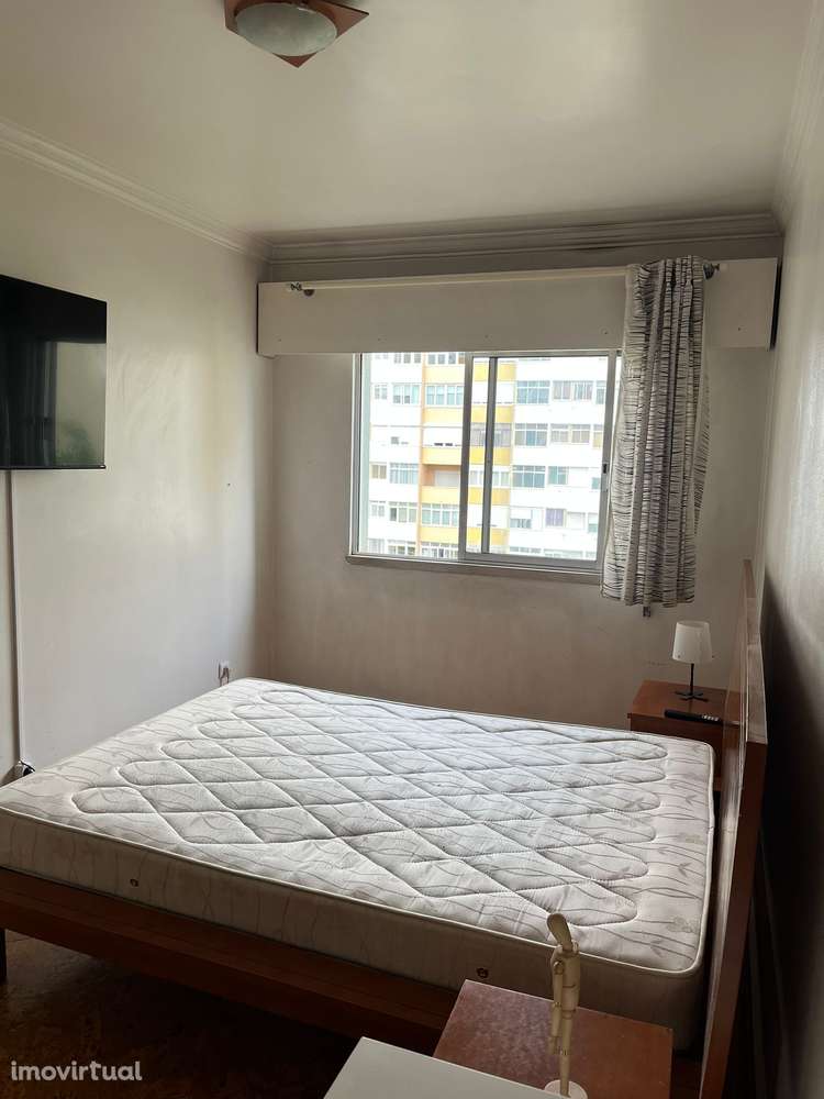 Quarto Espaçoso com Smart TV – Alfornelos (a 5 min do Metro e Colombo) - Grande imagem: 3/4