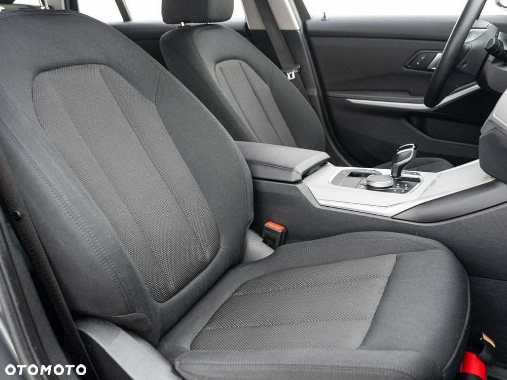 BMW Seria 3 318i - 31