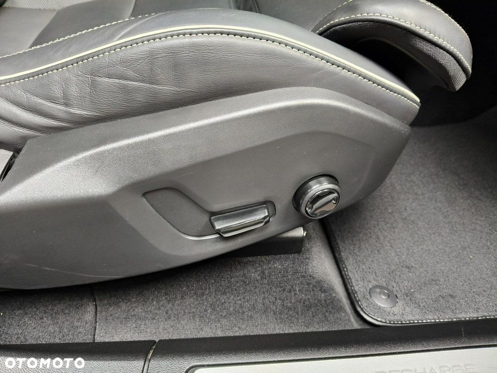 Volvo XC 60 T6 AWD Plug-In Hybrid R-Design - 23