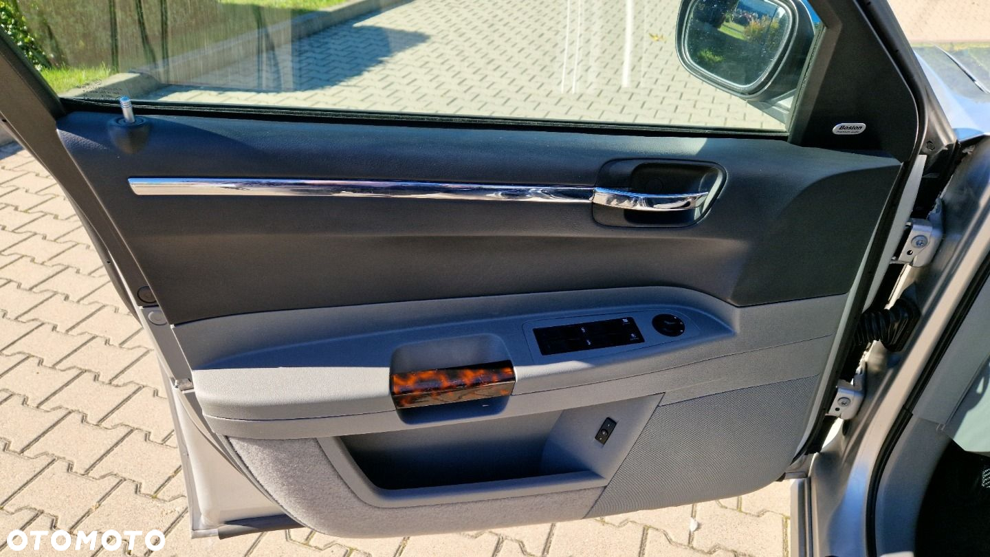 Chrysler 300C - 11